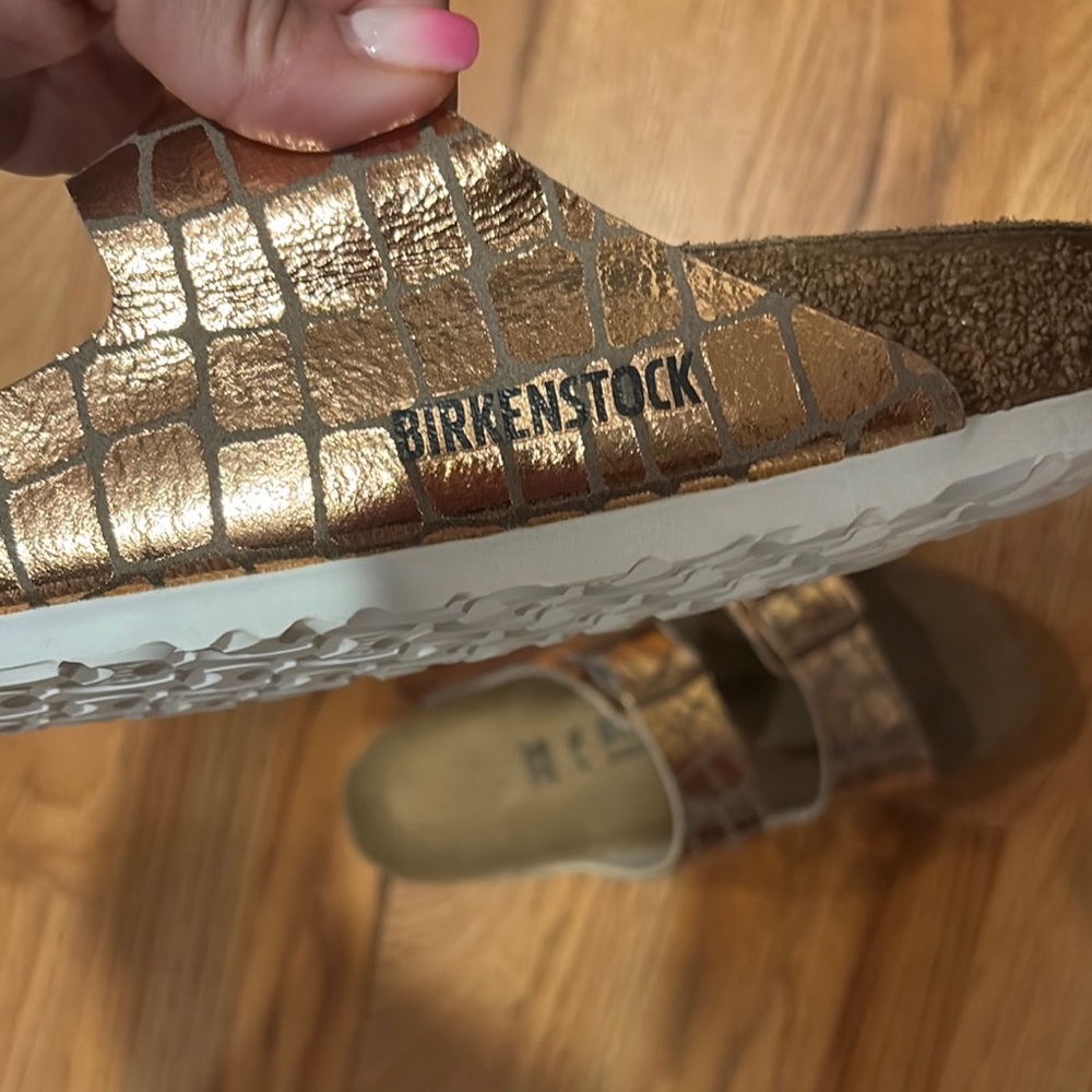 NEW women’s size 7 Birkenstock Copper Croc-Embossed Sandals - Picture 4 of 8